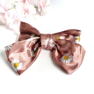 Satin Daisy Bow, Light pink
